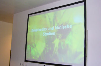 Chirurgie am Bezirkskrankenhaus Hall vermittelt Informationen zum Mammakarzinom . Kunstausstellung für Patientinnen