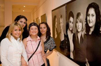 Berührende Fotoausstellung der abcsg.gallery - Kunst hilft Brustkrebspatientinnen