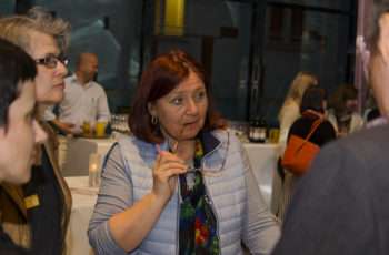 Ass.-Prof. Dr. Renate Schaberl-Moser in einer Arbeitsgruppe.