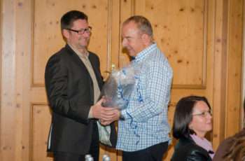 Schon 10 Jahre bei der ABCSG: Präsident Univ.-Prof. Dr. Michael Gnant gratuliert dem Trial Office Director Mag. Hannes Fohler.