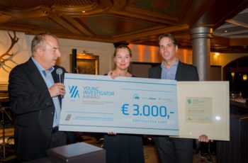 Der Young Investigator Award 2014 wandert zusammen mit einem Riesenscheck nach Innsbruck: ABCSG-Präsident Univ.-Prof. Dr. Michael Gnant, Dr. Theresa Czech und OA Priv.-Doz. Dr. Michael Hubalek (v.l.n.r.).