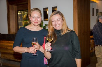 Young-Investigator-Preisträgerin Dr. Theresa Czech (links) mit Dr. Nihal Net.
