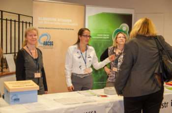 Immer ansprechbar und hilfsbereit: Tagungsorganisatorin und Business Support Managerin Dr. Silvia Bartl, Statistikerin DI Sophie Frantal und Quality-Assurance-Verantwortliche DI Andrea Breit-Cerncic am Registrierungsstand (v.l.n.r.)