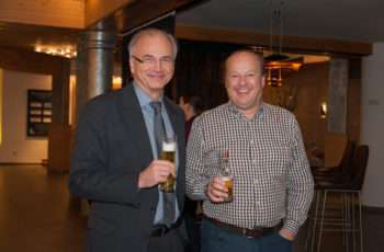 Zum Wohl: Univ.-Prof. Dr. Herbert Stöger und OA Dr. Walter Herz