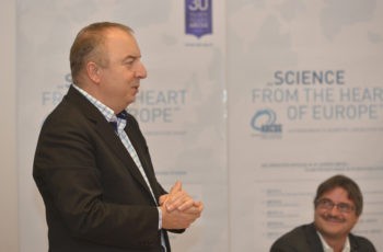 Gute Stimmung am Präsidiumstisch: Univ.-Prof. Dr. Michael Gnant und Prim. Dr. Viktor Wette.