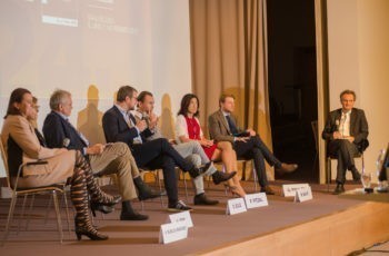 Podiumsdiskussion mit Unterhaltungswert: Assoz. Prof. Priv.-Doz. Dr. Vesna Bjelic-Radisic, Dr. Karin Ribi, MPH, OA Dr. Alois Lang, OA Priv.-Doz. Dr. Daniel Egle, Univ.-Prof. Dr. Florian Fitzal, Assoz. Prof. Priv.-Doz. Dr. Marija Balic, Assoz. Prof. Priv.-Doz. Dr. Georg Pfeiler und Moderator Prim. Univ.-Prof. Dr. Richard Greil (v.l.n.r.).