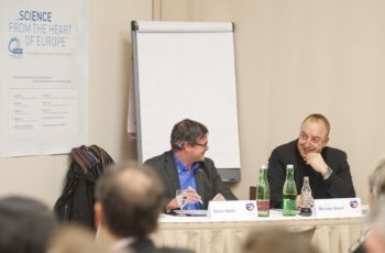 Gute Stimmung am Präsidiumstisch: Dr. Viktor Wette und Univ.-Prof. Dr. Michael Gnant (v.l.n.r.).