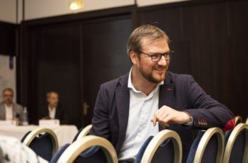 Während die Arbeitsgruppen sich beraten, plaudern die Vortragenden entspannt untereinander: OA Dr. Daniel Egle.