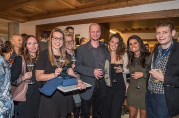 Das Innsbrucker Team feiert die würdige Preisträgerin des Young Investigator Awards – Valeria Colleselli.