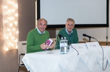 Streuten dem amtierenden Präsidenten Rosen: Raimund Jakesz und Alois Lang.
