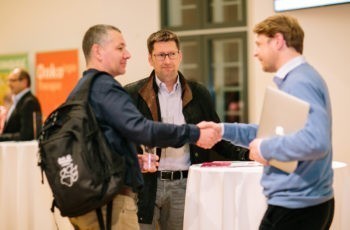 ABCSG-Chefstatistiker Christian Fesl (links) und Georg Pfeiler begrüßen sich unter dem aufmerksamen Blick von Trial Office Director Hannes Fohler.