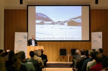 Daniel Egle gab einen Überblick über adjuvante Therapiestrategien.