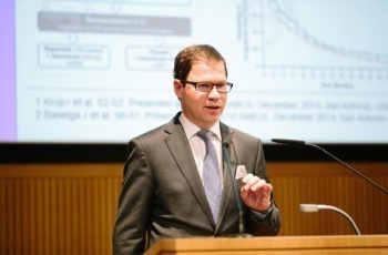 Rupert Bartsch erläuterte gut nachvollziehbar die Therapieoptionen im metastasierten Setting …