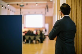 Aufmerksamer Zaungast: Miran Arif von Pfizer, einem der Sponsoren der Veranstaltung.