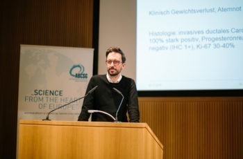 „Ich weiß, ich stehe zwischen Ihnen und dem Buffet – aber es wird sich lohnen!“ – David Fuchs aus Linz hat nicht zu viel versprochen.