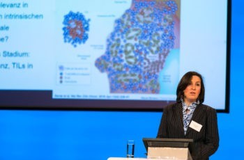 Erstmal als Rapporteurin dabei, absolvierte Zsuzsanna Bago-Horvath mit einem Überblick über tumorinfiltrierende Lymphozyten und Gensignaturen eine gelungene Premiere.
