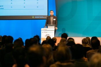 Simon Gampenrieder aus Salzburg, der von seiner Familie begleitet wurde, gab als letzter Rapporteur eine kompakte Zusammenschau über das triple-negative und das metastasierte ER-positive Mammakarzinom sowie über zielgerichtete Therapien.