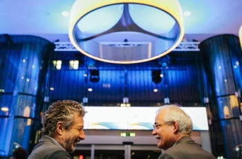 Moderne Ausstattung des Studio 44. Michael Fridrik und Günther Steger im Gespräch (v.l.n.r.).