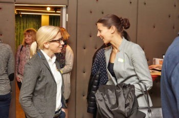 Gute Stimmung beim Empfang: Stephanie Strobl (links) und Gruppensprecherin Barbara Kiesewetter-Wiederkehr (rechts).