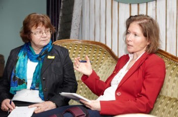 Gruppensprecherin Ruth Exner erklärt die chirurgische Herangehensweise, links Teresa Papala.