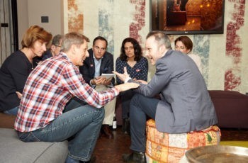Hitzige Diskussionen in der roten Gruppe: Albert Fortelny (links) und Stefan Halper (rechts).