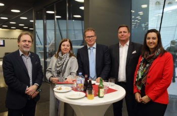 Panelist Ursula Pluschnig und Vorsitzender Wolfgang Eisteer (Mitte) im Kreis von Teilnehmern (links) und VertreterInnen der Sponsorfirma Shire.