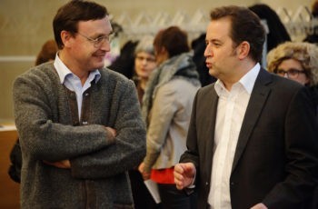 Angeregte Diskussionen beim Empfang.