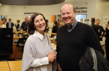 Petra Miklin von der Sponsorfirma Celgene mit Walter Herz.
