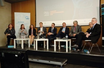 Abschließend versammelten sich alle Vortragenden gemeinsam mit dem Vorsitz zu einer Panel-Discussion, ..