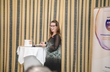 Hat gut lachen: Valeria Colleselli präsentiert die Therapieempfehlung der roten Gruppe.