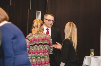 Austausch unter Referenten: Hannes Müller im Gespräch mit Christine Brunner, links im Bild Theresa Czech.