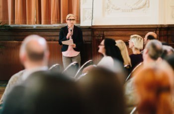 Als letzte Gruppensprecherin des Abends ist Stephanie Strobl im Einsatz.