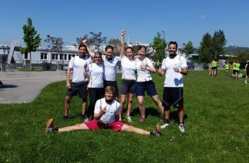 Das blitzsaubere Vorher-Foto: Dominik Hlauschek, Britta Klucky, Christian Auer, Sophie Frantal, Carola Neuhaus, Rawad Bashur (v.l.n.r.), im Herrenspagat Thomas Thurwachter.