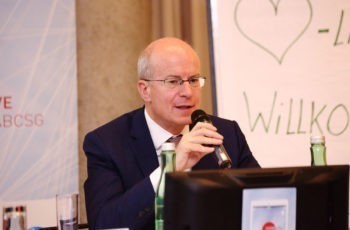 Trotz Stimmverlust bei den Diskussionen dabei: Vorsitzender Sigurd Lax.