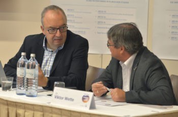 So ernst war es zum Glück nicht den ganzen Abend: Michael Gnant und Viktor Wette.
