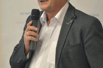 Viktor Wette begrüßt das Publikum.