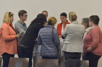 Die grüne Gruppe mit Sprecherin Kristin Kreuzer diskutiert sehr ernsthaft über mögliche Therapien.