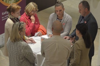 Martina Gutschi musste mit der roten Gruppe im Foyer grübeln.