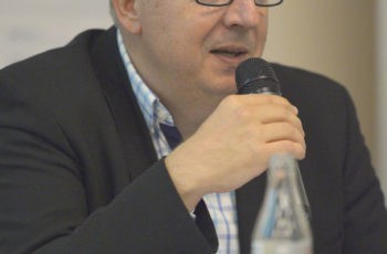 Michael Gnant leitet die Publikumsdiskussion ein ..