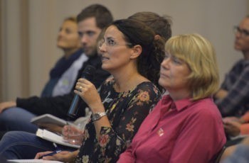 Bettina Celedin rapportiert die Ergebnisse der gelben Arbeitsgruppe.
