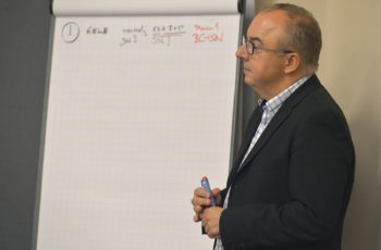 Der ABCSG-Präsident hört aufmerksam zu und notiert die Therapieoptionen.