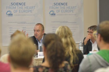 .. und wird gleich hellhörig, als es um Knochenschutz ja oder nein geht: "Wie viele Studien sollen wir denn noch machen?"