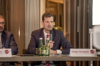 Holger Rumpold leitet die zweite Diskussion des Abends.