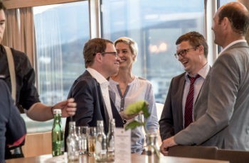 Auch die Sponsoren freuen sich über das Wiedersehen: Rupert Bartsch begrüßt Nicole Zahradnicek, Thomas Weidhofer und Georg Brandl von der Firma Pfizer (v.l.n.r.).
