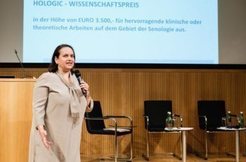 Alexandra Resch, Präsidentin der Österreichischen Gesellschaft für Senologie, stellt die beiden PreisträgerInnen des Hologic-Wissenschaftspreises vor.