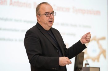 ABCSG-Präsident Michael Gnant begrüßt die rund 300 TeilnehmerInnen.