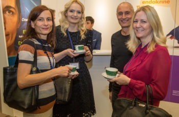 Netzwerken in den Kaffeepausen: Die Damen des Sponsors AstraZeneca im Gespräch mit abcsg.research-Leiter Martin Filipits.