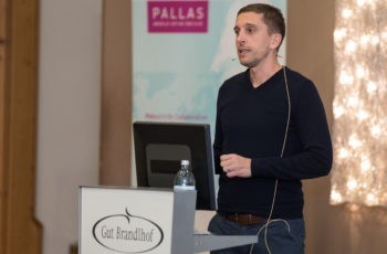 Simon Gampenrieder aus Salzburg referiert über Verlängerte adjuvante endokrine Therapie anhand einiger Studienbeispiele.