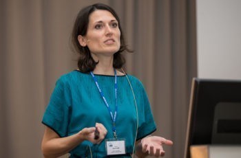 Paola Martinelli brachte Internationalität nach Saalfelden und spricht über translationale Forschungsansätze in P02.