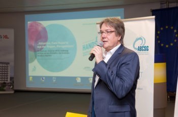 Martin Wiesholzer begrüßt das Publikum ..